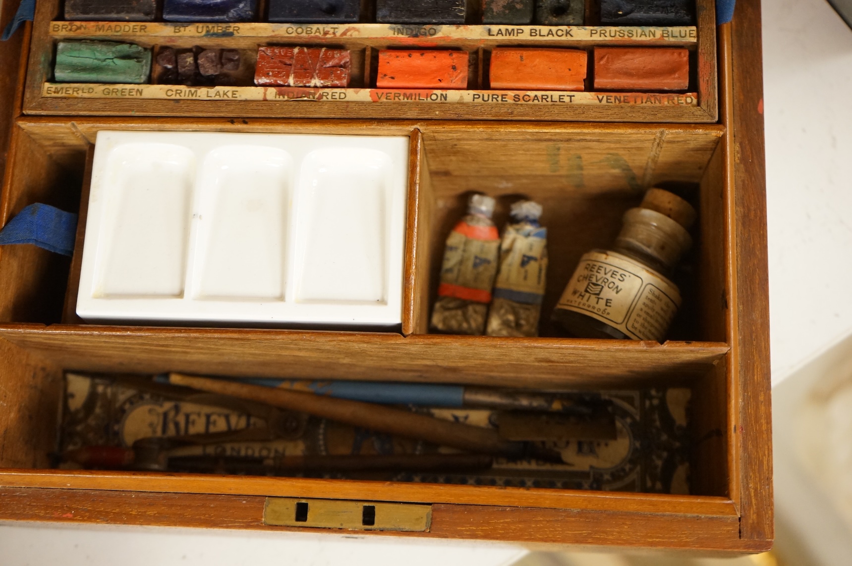 A 20th century Reeves and Sons Ltd artists box with ceramic palette and the remains of paint, 25cm wide